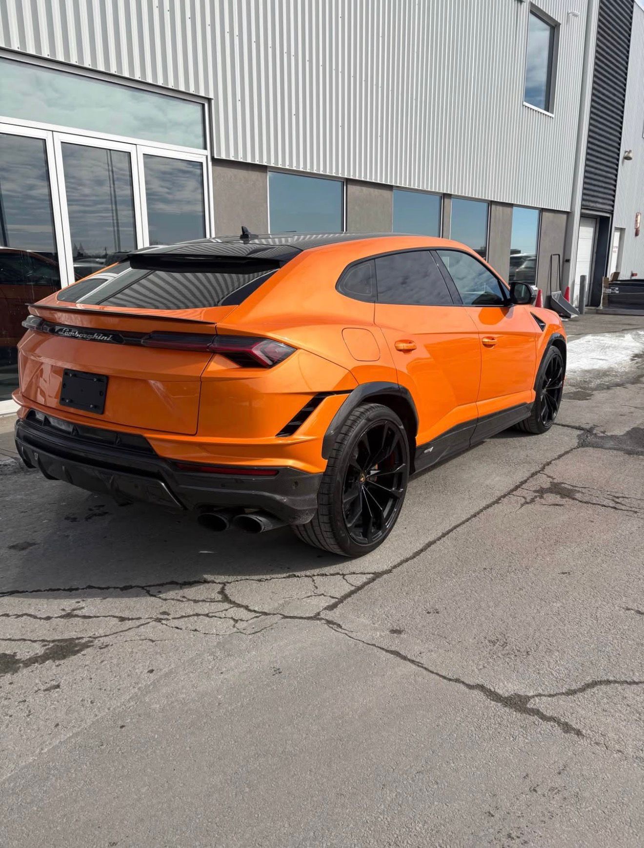 Lamborghini Urus orange — arrière